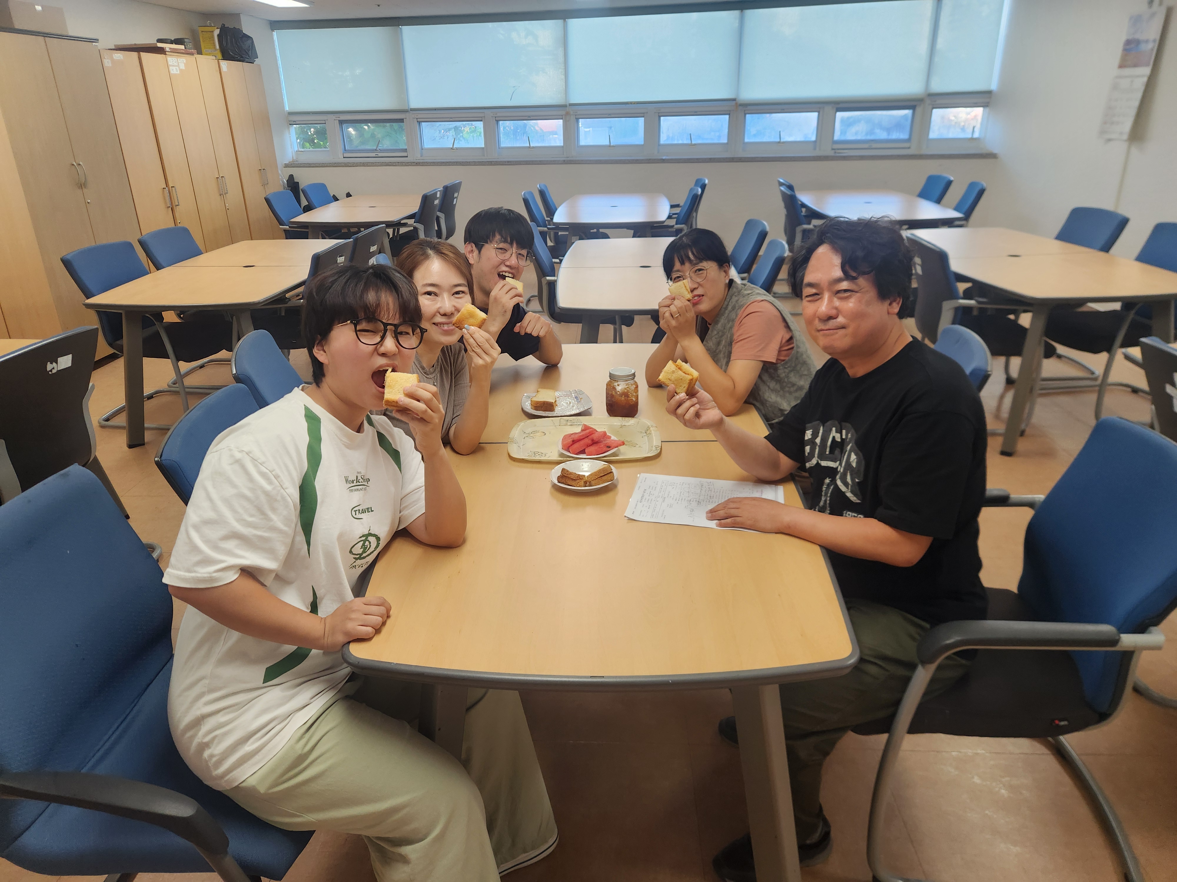 수박잼을 빵에발라 먹는 사진.jpg